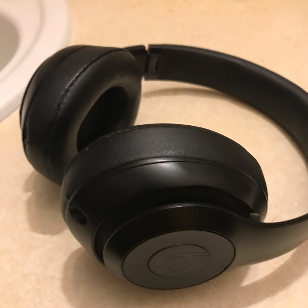 Black Beats Studio 3 Wireless Headphones